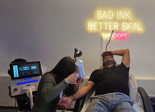 Cabina de tratamiento de TATTOOFF, clínica de eliminación de tatuajes en el Centro de Coyoacán, CDMX
